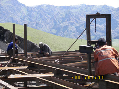 烏魯木齊縣鑫源煤礦主井井架制作現場