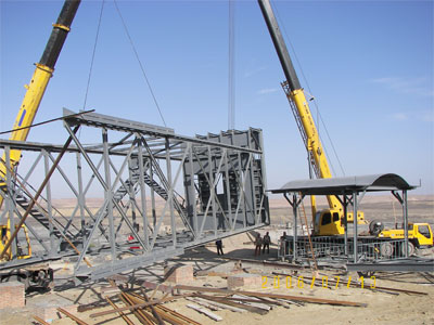 鄯善縣安順煤礦主井井架吊裝現(xiàn)場