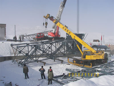 米泉市隆德煤礦主井井架吊裝現(xiàn)場