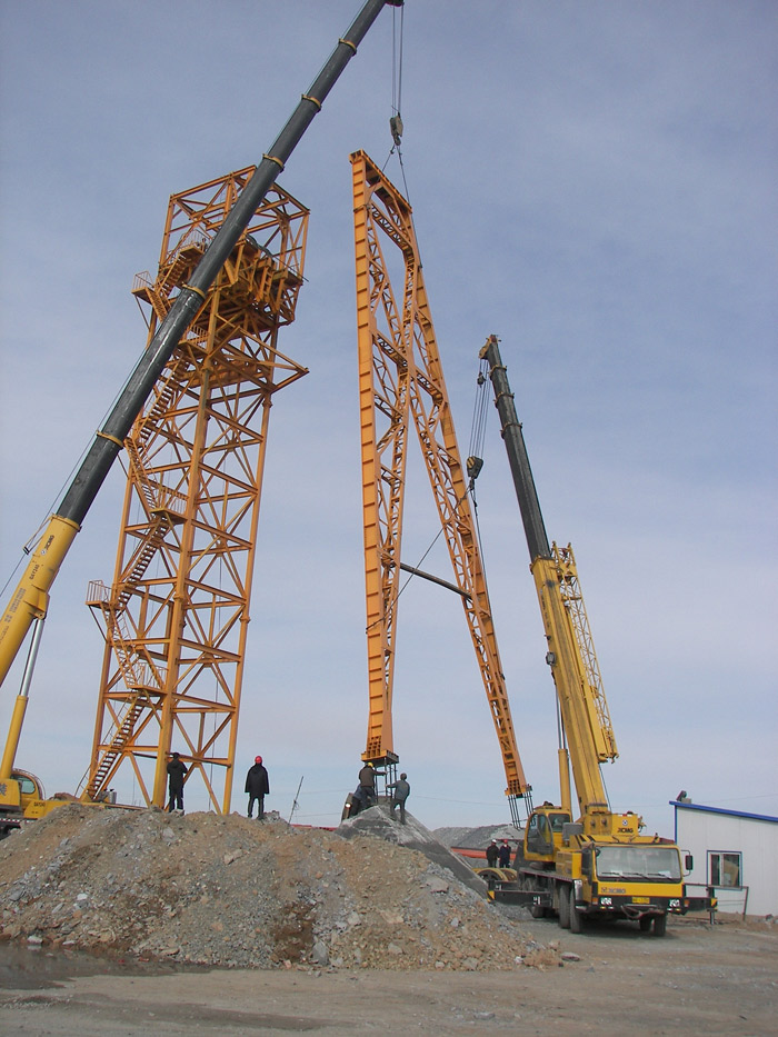 哈密白山泉博倫公司二采區(qū)主井吊裝現(xiàn)場