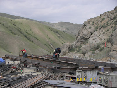 昌吉市鐵斯克煤礦主井井架制作現(xiàn)場