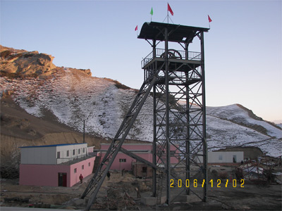 昌吉市鐵斯克煤礦井架吊裝完成