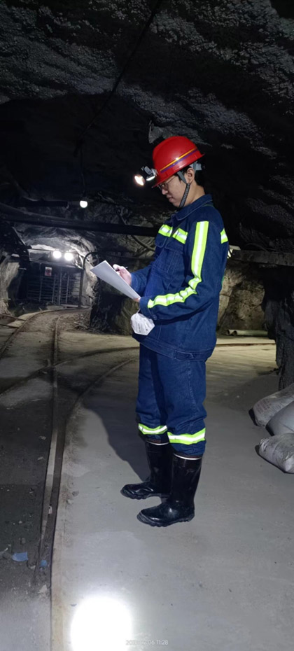 公司技術(shù)部負(fù)責(zé)人金工在喀拉通克深入井下一線測(cè)量數(shù)據(jù)