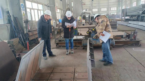 阿舍勒銅礦技術(shù)人員來廠驗(yàn)收定制溜槽